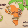 BusyKids Carte du monde en bois avec figurines d’animaux magnétiques