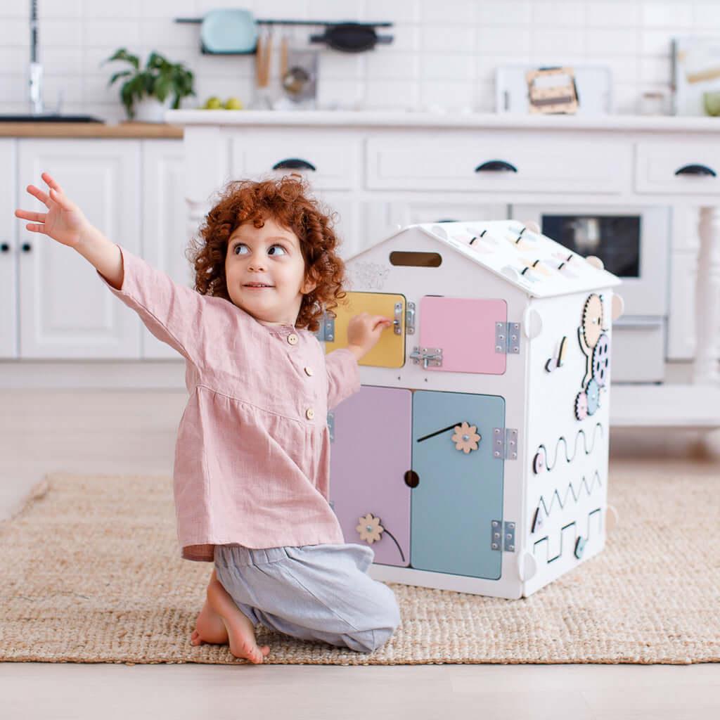 Ensemble - maisonnette blanche/pastel et cube interactif - Busy-kids.fr